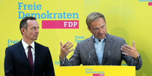 Christian lindner, fdp-Parteivorsitzender, stellt auf einer Pressekonferenz Volker Wissing (l) als möglichen neuen Generalsekretär vor