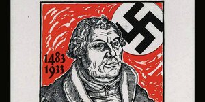 Ein Plakat zeigt Martin Luther vor einem Hakenkreuz.