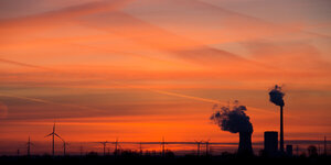 Kohlekraftwerk im niedersächsischen Mehrum in der Abendsonne