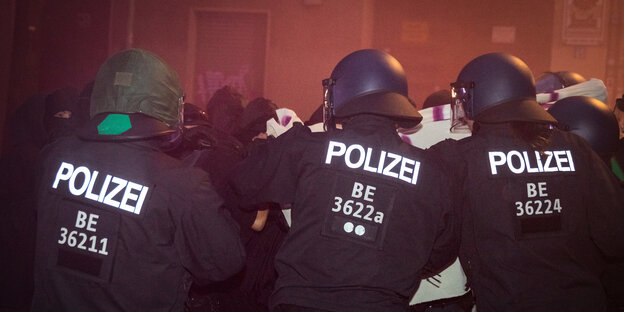 PolizistInnen in Körperpanzerung von hinten fotografiert