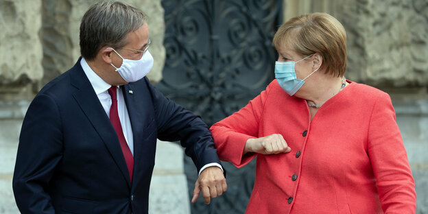 Bundeskanzlerin Angela Merkel (CDU) wird von Armin Laschet (CDU)