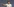 Thomas Müller zeigt mit ausgestrecktem Arm und Zeigefinger den Weg