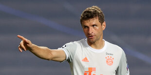 Thomas Müller zeigt mit ausgestrecktem Arm und Zeigefinger den Weg