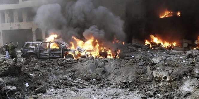 Autos brennen an der Stelle des Attenttats in Beirut.