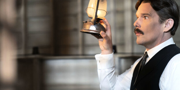 Ethan Hawke als Nikola Tesla mit Petroleumlampe
