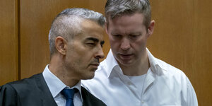 Angeklagter Stephan Ernst in weißem Hemd im Gerichtssaal mit seinem Anwalt