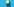 Jemand trägt blaue Medizinhandschuhe und hat einen Tennisball in der Hand