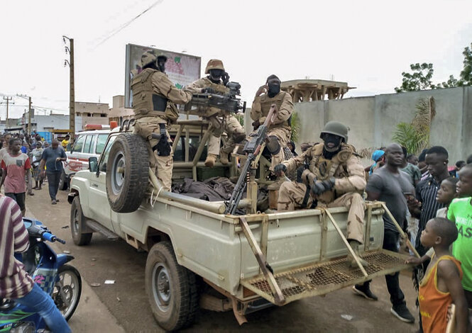 Vor dem Präsidentenpaslast in Bamako: Bürger:innen und Soldaten