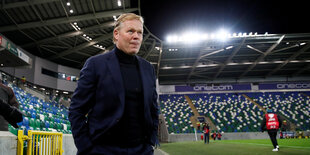 Koeman betritt den Innenraum des Stadions