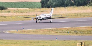 Ein Flugzeug auf dem Flughafen Kassel-Calden