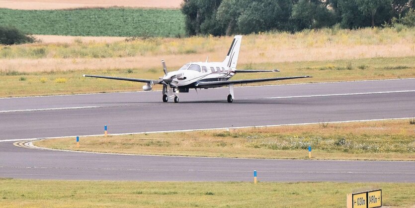 Ein Flugzeug auf dem Flughafen Kassel-Calden