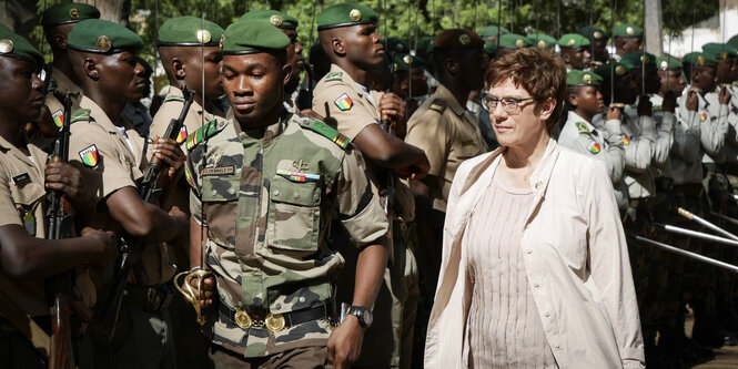 Annegret Kramp Karenbauer beim Besuch eines Trainingcenter in Mali