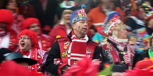 Weiberfastnacht: verkleidete und feiernde Frauen und Männer singen und schunkeln