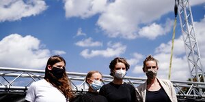 Die Klimaaktivistinnen Greta thunberg (2.v.l), Luisa neubauer (l), Anuna de Wever (2.v.r) und Adélaïde Charlier geben eine Pressekonferenz