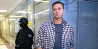 Alexej Nawalny wird von einem Beamten bewacht.