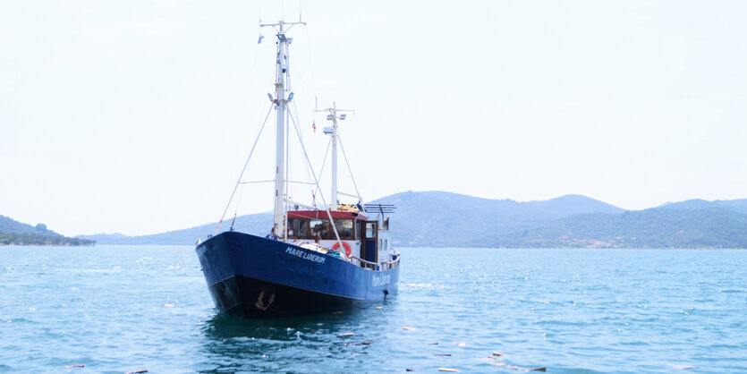 Das Schiff aufgenommen auf dem Meer umgeben von Hügeln