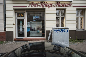 Ein Schaufenster, darüber der Schriftzug: Anti-Kriegs-Mueseum