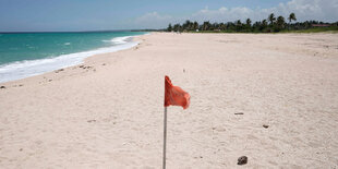 Rote Flagge am Strand