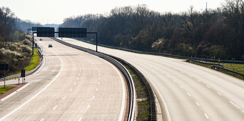 Die nahezu leere autobahn A9 an der Ab- und Auffahrt Dessau-Ost