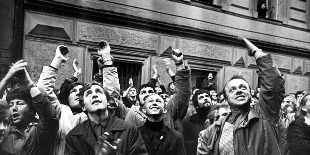 Demonstrierende Arbeiter in Prag am 7.11. 1968, sie entdecken eine Sowjetflagge und wollen sie runterreißen