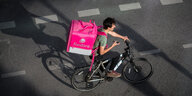 Ein Radfahrer eines Fahrradbringdienstes auf einer städtischen Straße