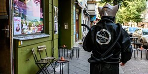 Das berliner Performancekollektiv "Anonyme Anwohnende protestiert auf der Straße gegen Airbnb