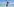 Ein Junge macht einen Salto am Mondello Strand