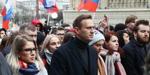 Trauerzug mit russischen Fahnen, in der Mitte geht Alexei Nawalny