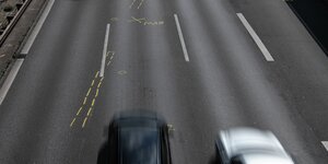 Auf der Berliner Autobahn A 100 markieren gelbe Striche zwischen fahrenden Autos die Spuren der Unfälle, die ein Mann am Dienstagabend dort absichtlich verursacht hat.