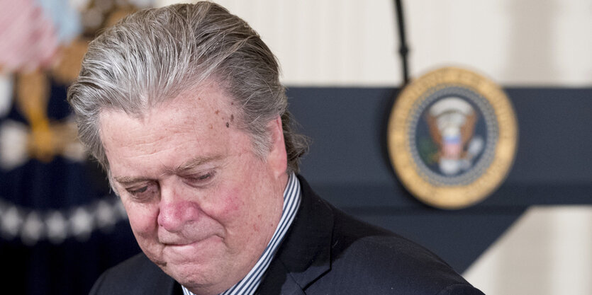 Steve Bannon kneift den Mund zusammen.