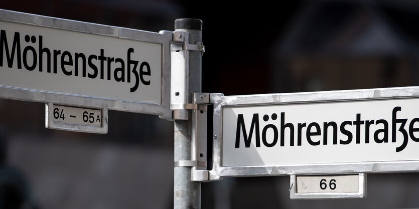 Zwei Straßenschilder mit der Aufschrift Möhrenstraße