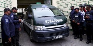Ein Krankenwagen verlässt das Gefängnis in Port-of-Spain.