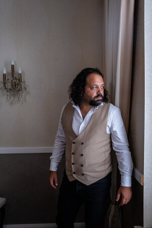 Wassim Mukdad steht in einem Zimmer Wassim Mukdad steht in einem Zimmer