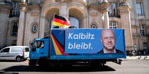 Ein LKW mit dem Konterfei des ehemaligen Brandenburger AfD-Fraktionsvorsitzenden Andreas kalbitz fährt am Berliner Landgericht vorbei