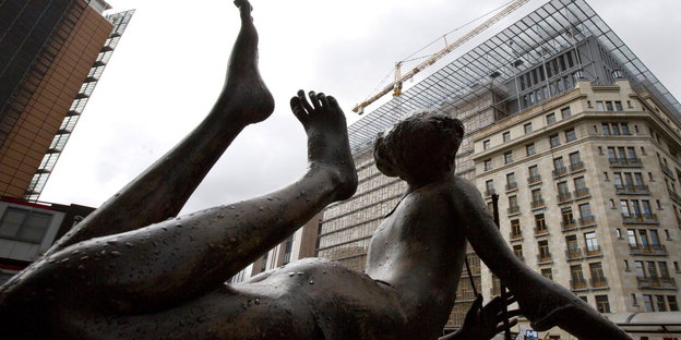 Eine Frauenstatue in Brüssel, im Hintergrund ein Gebäude