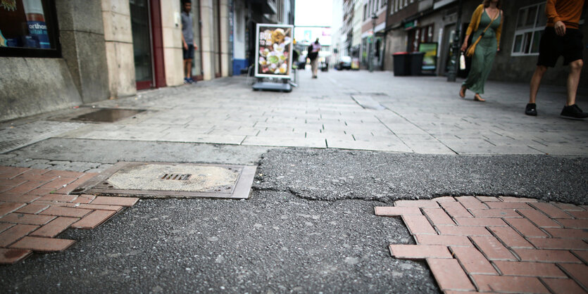 Das leere Pflaster einer Straße ist zu sehen