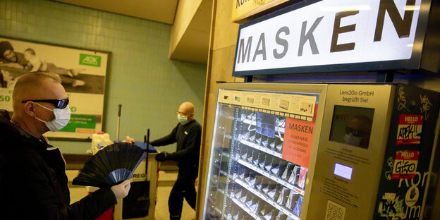 Auf einem U-Bahnhof in Berlin-Moabit kann man Masken aus einem gelben Automaten ziehen.