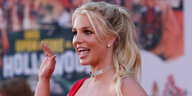 Britney Spears winkt