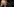 Alter Mann lehnt mit Kopf auf rechtem Arm