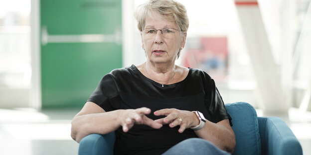 Sabine Bergmann-Pohl sitzt auf einem Sessel und spricht