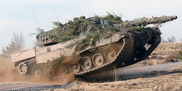 Ein Panzer vom Typ Leopard 2 während einer Übung