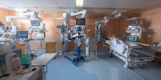 Zwei Krankenbetten, in denen Patienten intensiv überwacht werden.