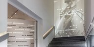 Ansicht zum Eingang der Ausstellung, Installationen und Treppe
