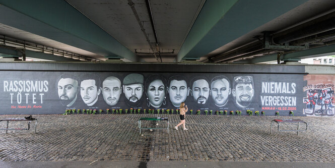 Die Opfer des Hanauer Anschlags als Wandbild unter einer Betonbrücke