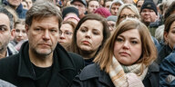 Robert Habeck und Katharina Fegebank bei einer Mahnwache in Hamburg nach dem Anschlag