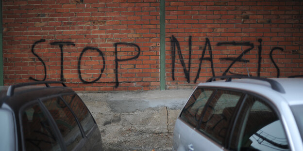 Auf eine Wand ist "Stop Nazis" gesprüht