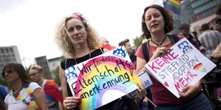 Zwei Frauen auf einer Demostration mit Plakaten