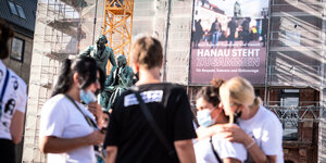 Banner mit der Aufschrift "Kein Platz für Rassismus und Gewalt - Hanau steht zusammen für Respekt, Toleranz und Zivilcourage" hängt an der Fassade des Rathauses von Hanau