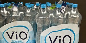 Flaschen der Mineralwassermarke ViO des Coca-Cola-Konzerns