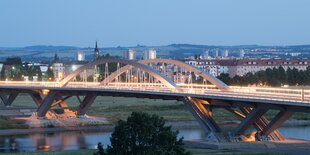 Autos fahren über die Waldschlößchenbrücke